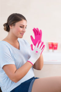 Frau mit medi Textilhandschuh - Anziehhilfen für Kompressionsstrümpfe